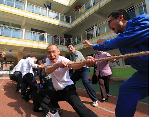 众人拔河劲头高2