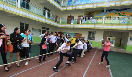 众人拔河劲头高3