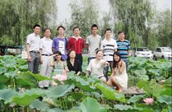 八月荷风送香气 绿荫树下谈早会