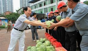 酷暑送清凉 工会慰英超联赛买球官网（中国）官方网站